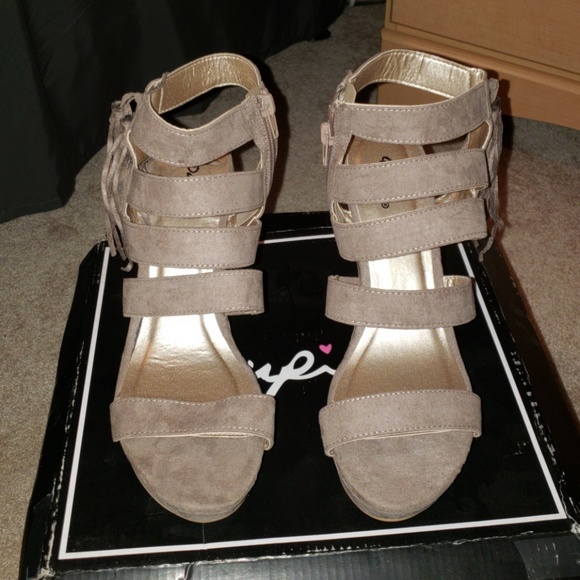 Qupid Women Suede Peep Toe Tassel Caged Wedge - Picture 3 of 8